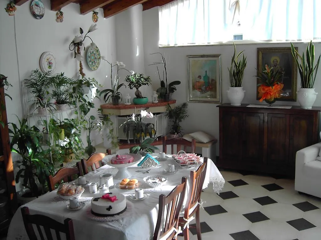 Villa Nicolaus Bari 2*,  Italia
